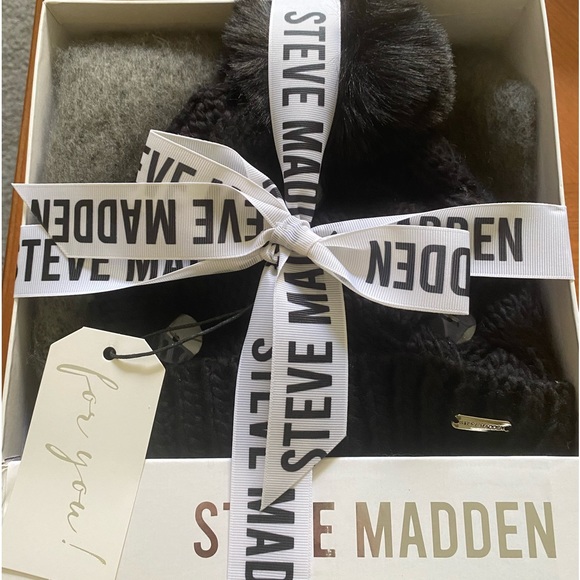 Steve Madden Ladies Hat & Scarf Gift Set - - Picture 5 of 6